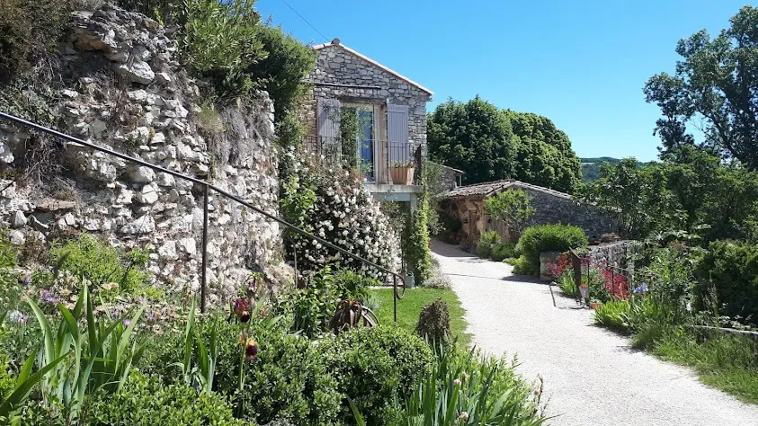 Le Jardin aux Abeilles : meublé de tourisme 4* en Drôme Provençale, gite avec pisicne.